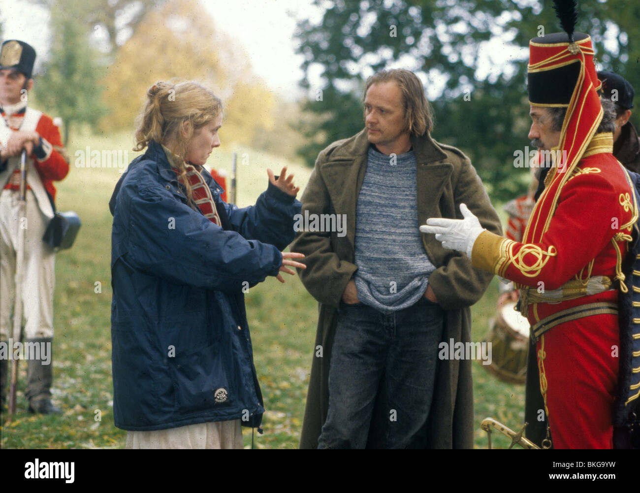 DREHORT PRODUKTION (ALT) (ALT) HINTER DEN KULISSEN (ALT) AM SET (ALT) O/S "DER SCHARLACHROTEN TUNIKA" (1998) MIT STUART ST. PAUL Stockfoto