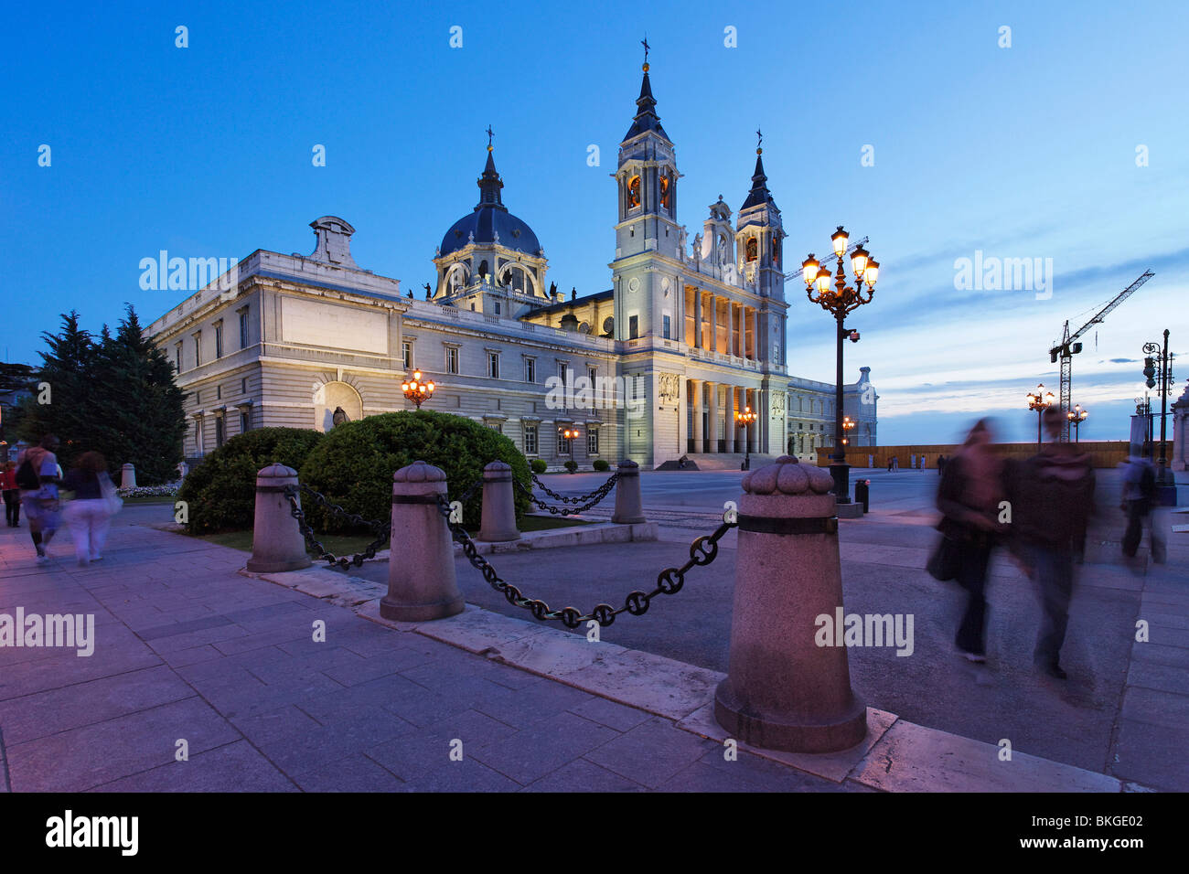 Catedral de Nuestra Señora De La Almudena am Abend, Madrid, Spanien Stockfoto