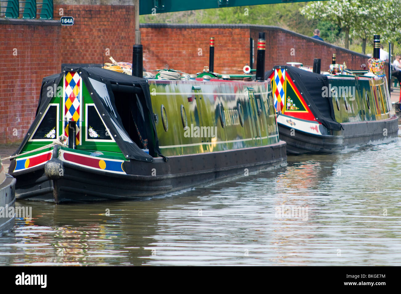 Bunt bemalte Narrowboats in Banbury Stockfoto