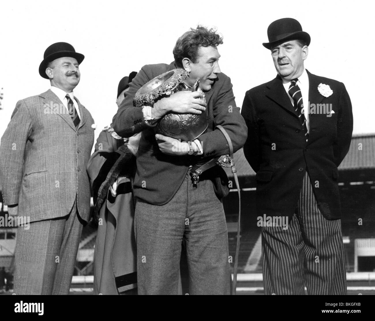 SPRINGEN VOR FREUDE (1955) STANLEY HOLLOWAY, FRANKIE HOWERD JFJY 001 P Stockfoto