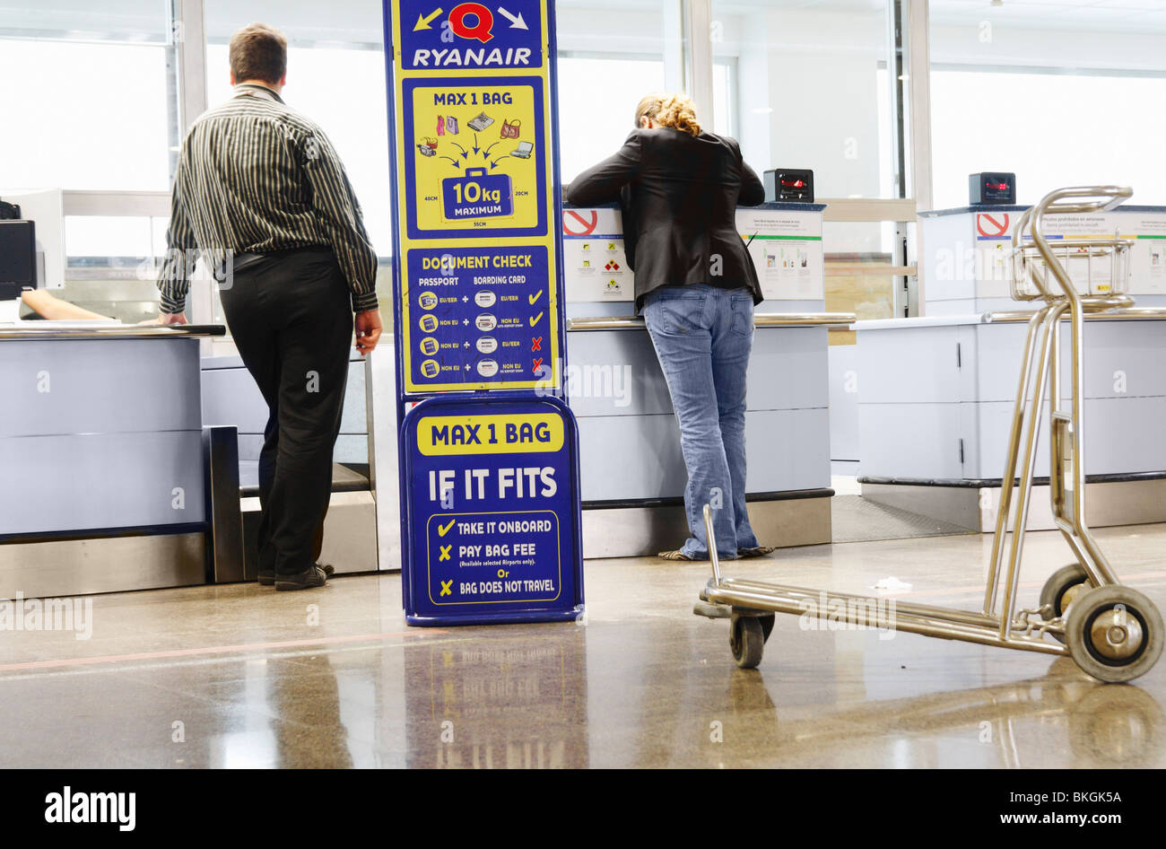 Ryanir Check-in am Flughafen Terminal Stockfoto