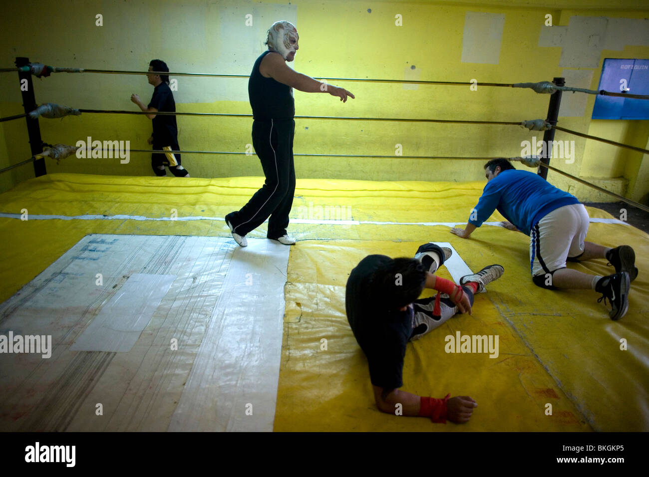 Eine mexikanische Wrestling-Instruktor leitet seinen Schülern an einer mexikanischen wrestling Lucha Libre Schule in Mexiko-Stadt Stockfoto