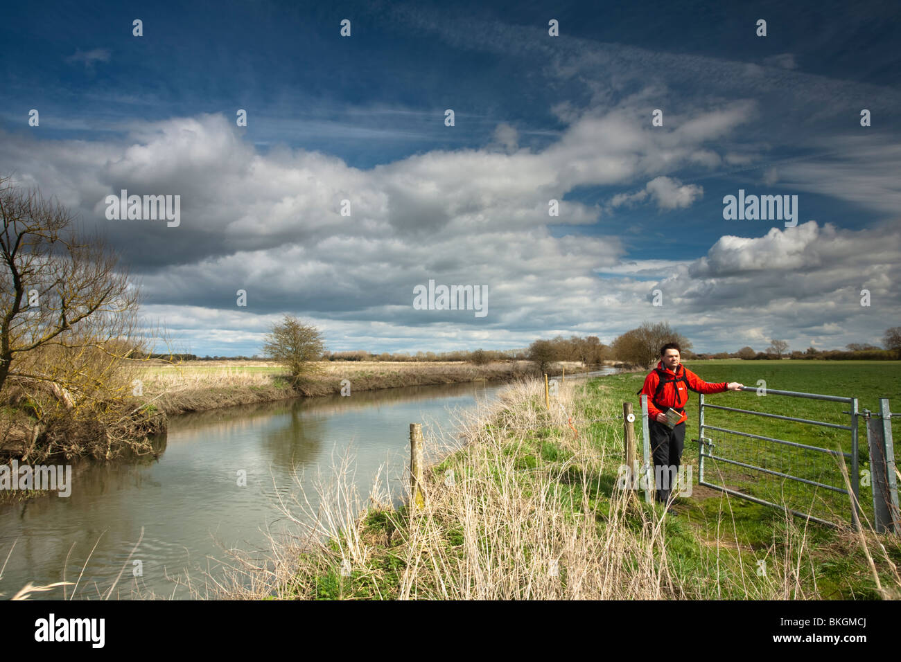 Walker auf der Themse-Pfad in der Nähe von Dorf Burg Eaton in Cotswolds, Wiltshire, Großbritannien Stockfoto