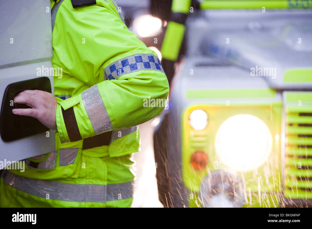 Polizei und Mountain Rescue Reaktion auf die verheerenden Überschwemmungen von November 2009. Stockfoto