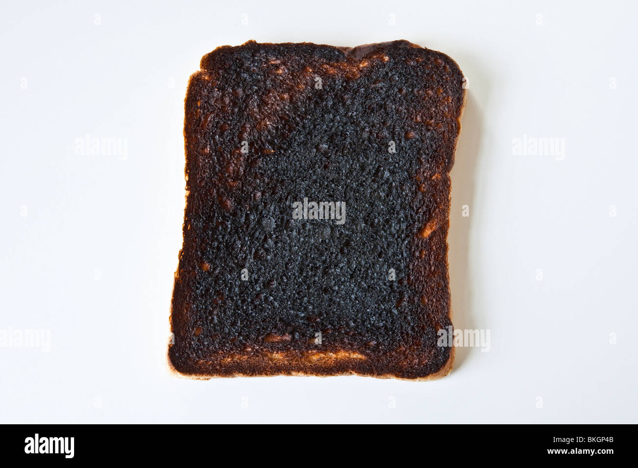 Verbranntem Toast auf weißem Hintergrund Stockfoto