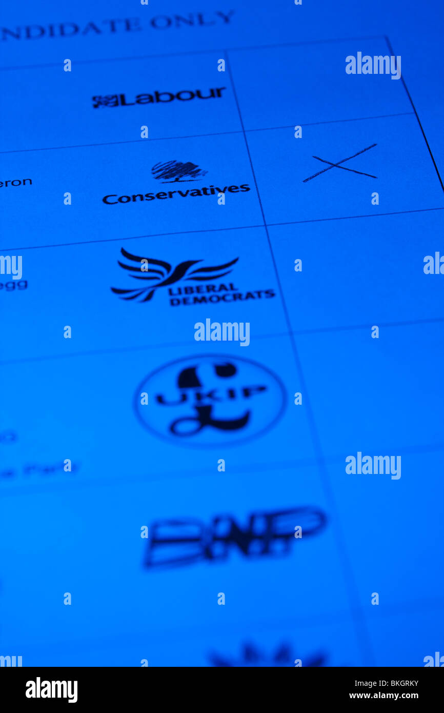 Mock-up der britische allgemeine Wahl Papier zeigt Urabstimmung für konservative mit blauer Farbe waschen Stockfoto