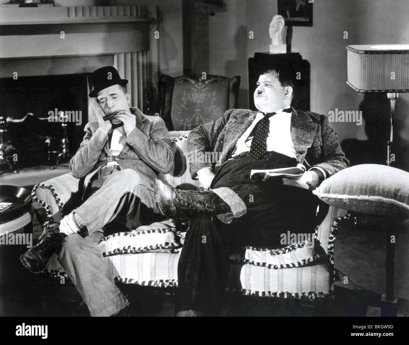 WÄHLEN SIE EINEN STERN (1937) STAN LAUREL, OLIVER HARDY VORBEI 002 P Stockfoto