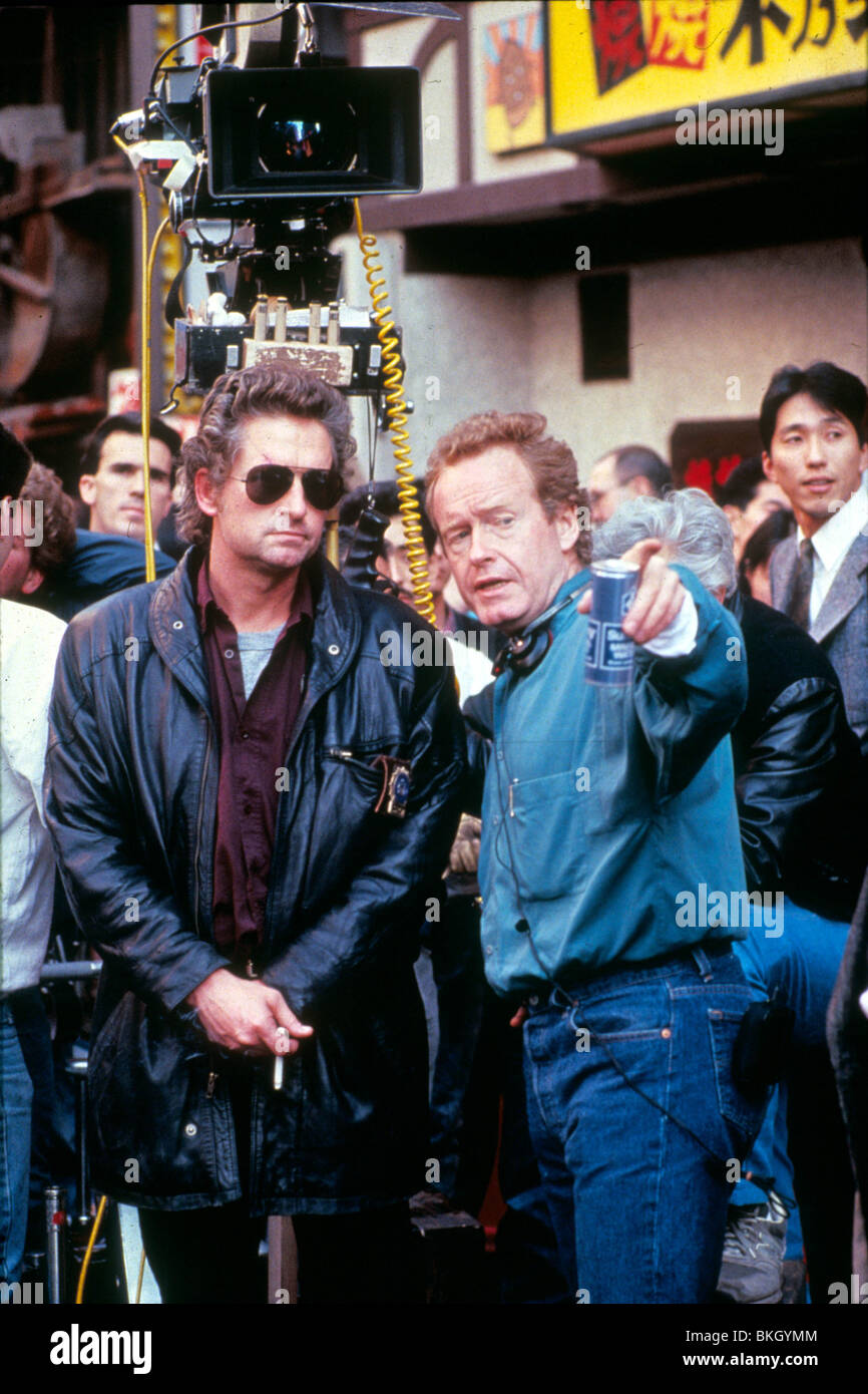 RIDLEY SCOTT (DIR) PORTRÄT AUF SET BLACK RAIN (1989) MIT MICHAEL DOUGLAS SCOT 005 Stockfoto