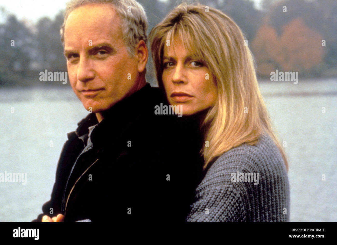 LEISE FALLEN (1994) RICHARD DREYFUSS, LINDA HAMILTON SIFA 019 Stockfoto