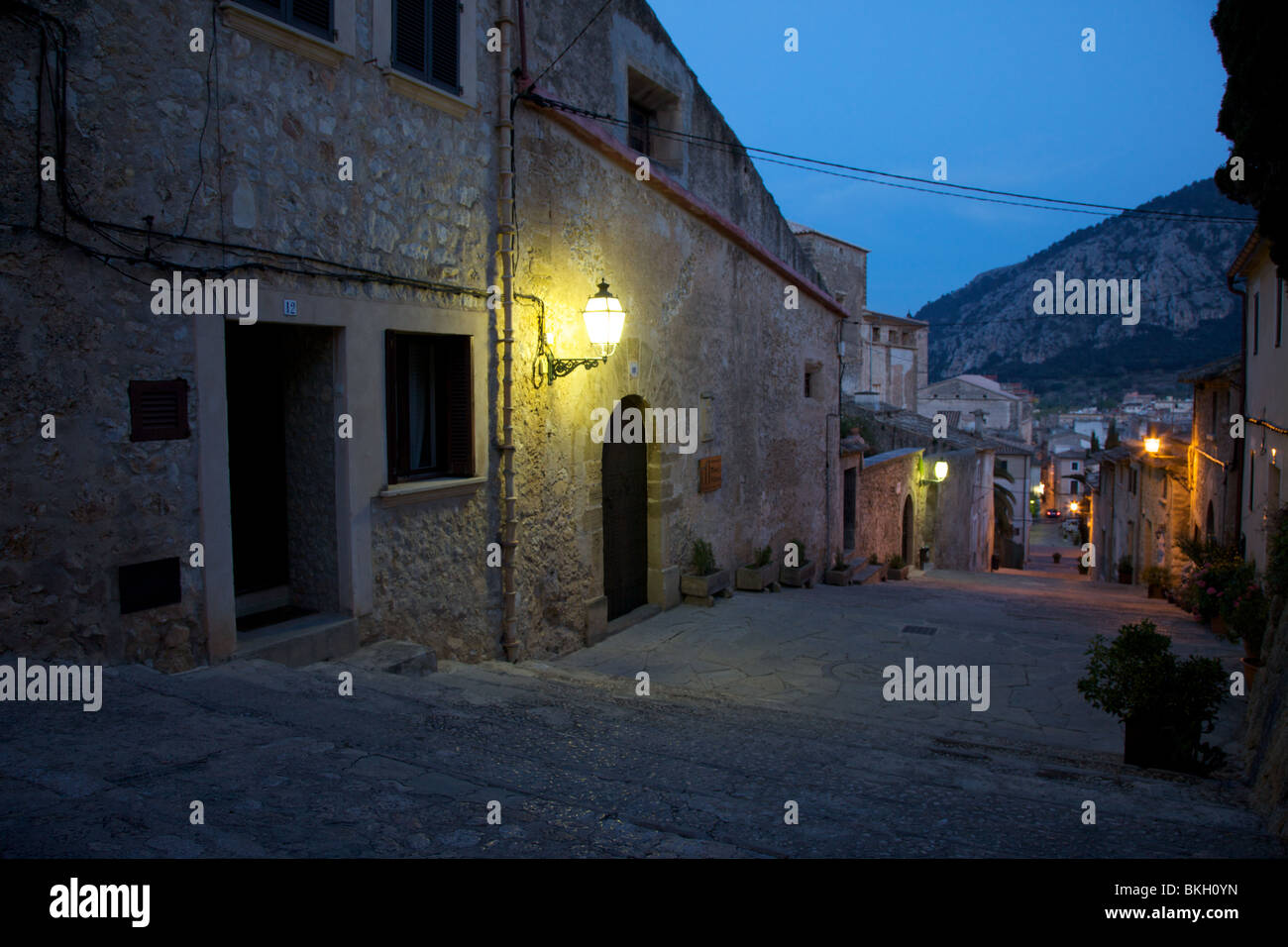 Die Schritte zum Mount Calvary Pollenca Mallorca Mallorca Spanien in der Abenddämmerung Blick auf die Altstadt. Stockfoto