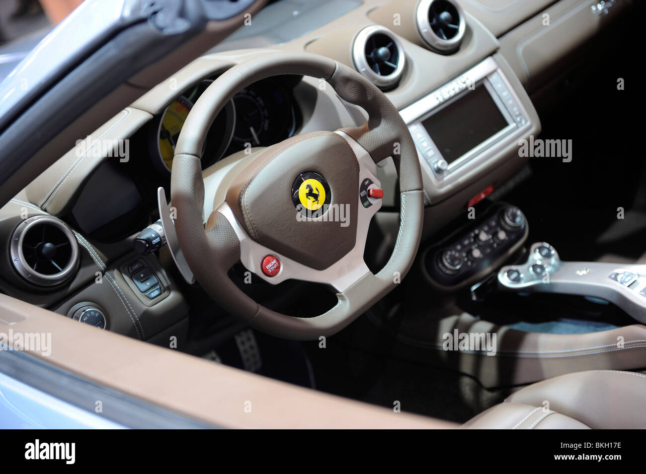 Lenkrad-Blick auf einen Ferrari California auf der Beijing Auto Show 2010. Stockfoto