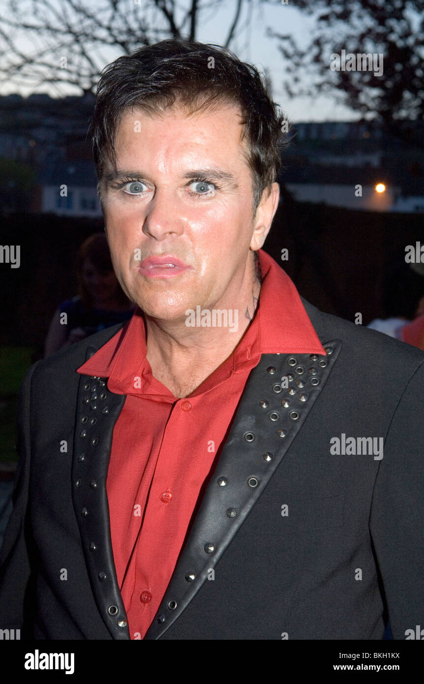 80er Jahre-band Visage-Lead-Sänger Steve Strange Teilnahme an Boy George "Up Close and Personal" Konzert in Swansea Grand Theatre. Stockfoto 80er Jahre-band Visage-Lead-Sänger Steve Strange Teilnahme an Boy George "Up Close and Personal" Konzert in Swansea Grand Theatre. Stockfoto