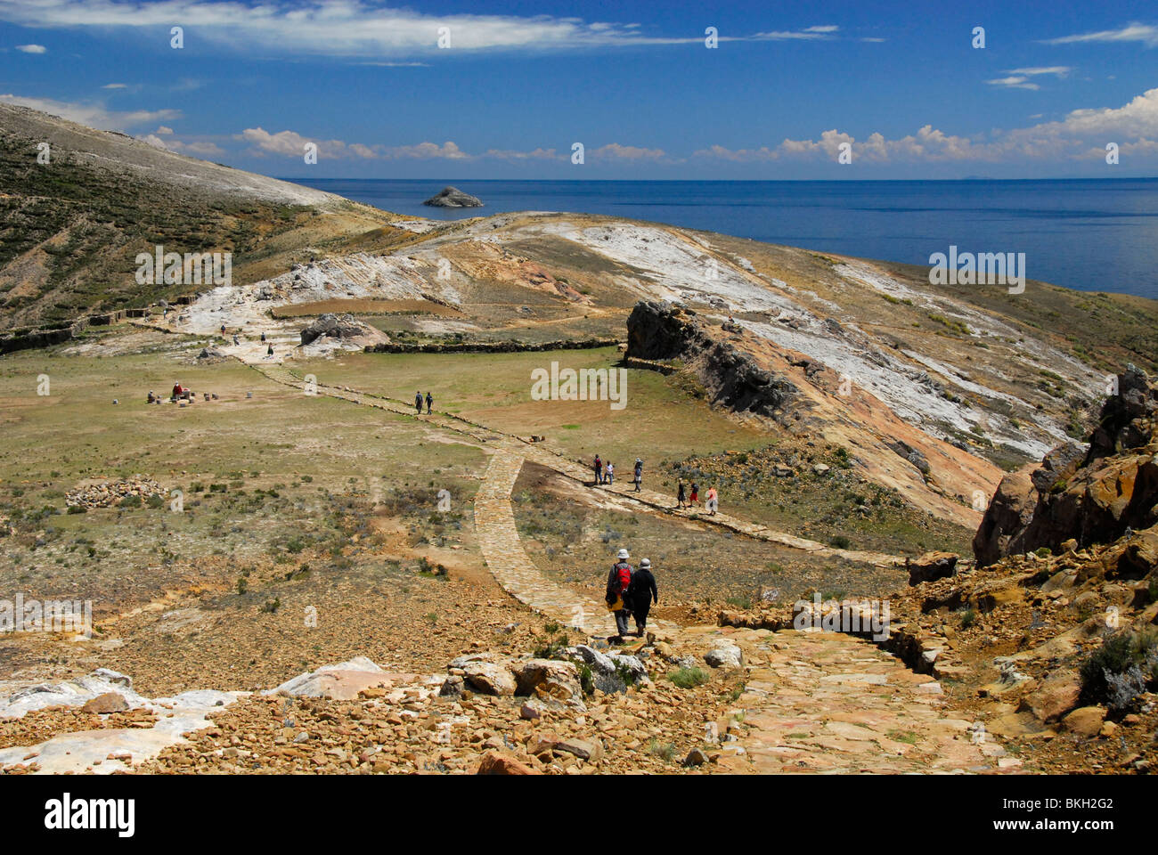 Paar trekking auf Isla del Sol zu Chinacana, Titicacasee, Bolivien, Südamerika Stockfoto