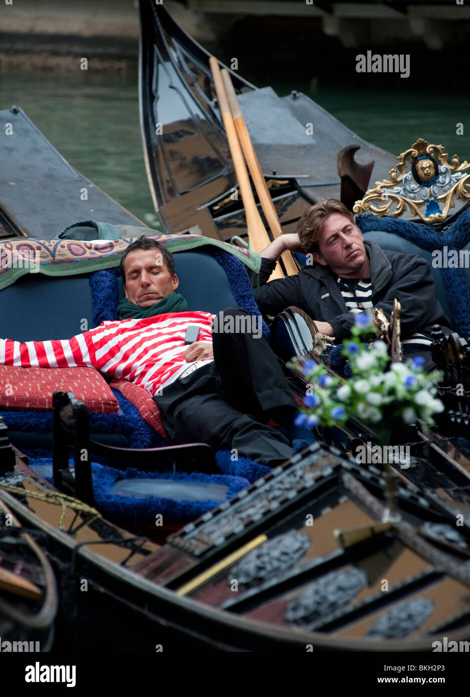 Gondolieri ruht in ihre Gondeln an einem Kanal in Venedig Italien Stockfoto