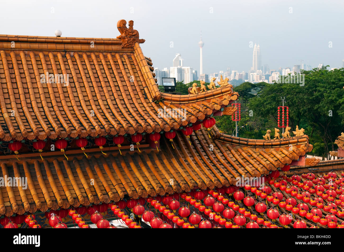 Aussicht auf Kuala Lumpur und gelben Ziegeldächern Thean Hou Tempel Stockfoto