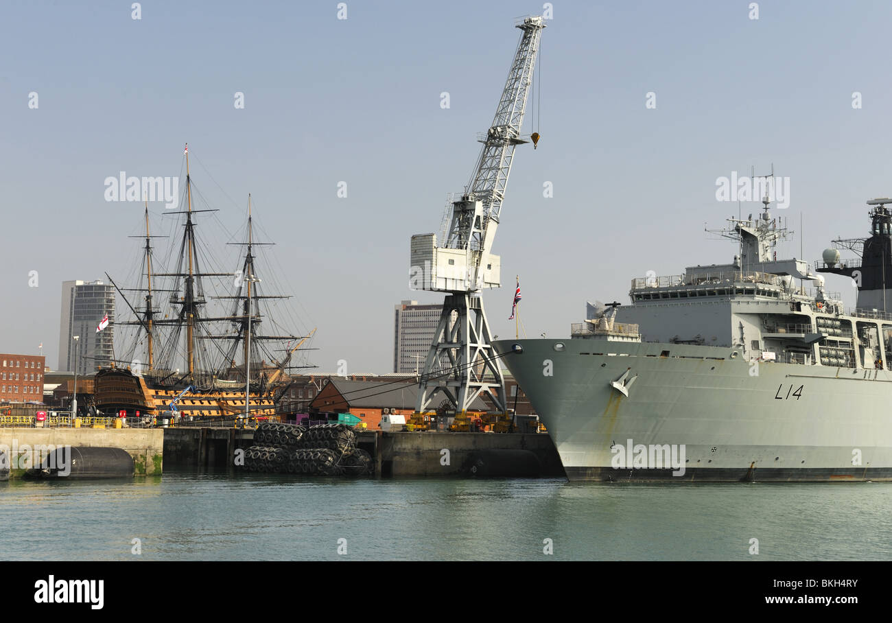 Die Royal Naval Dockyard, Portsmouth, mit HMS Albion L14 Vorder- und HMS Victory im Hintergrund. Stockfoto