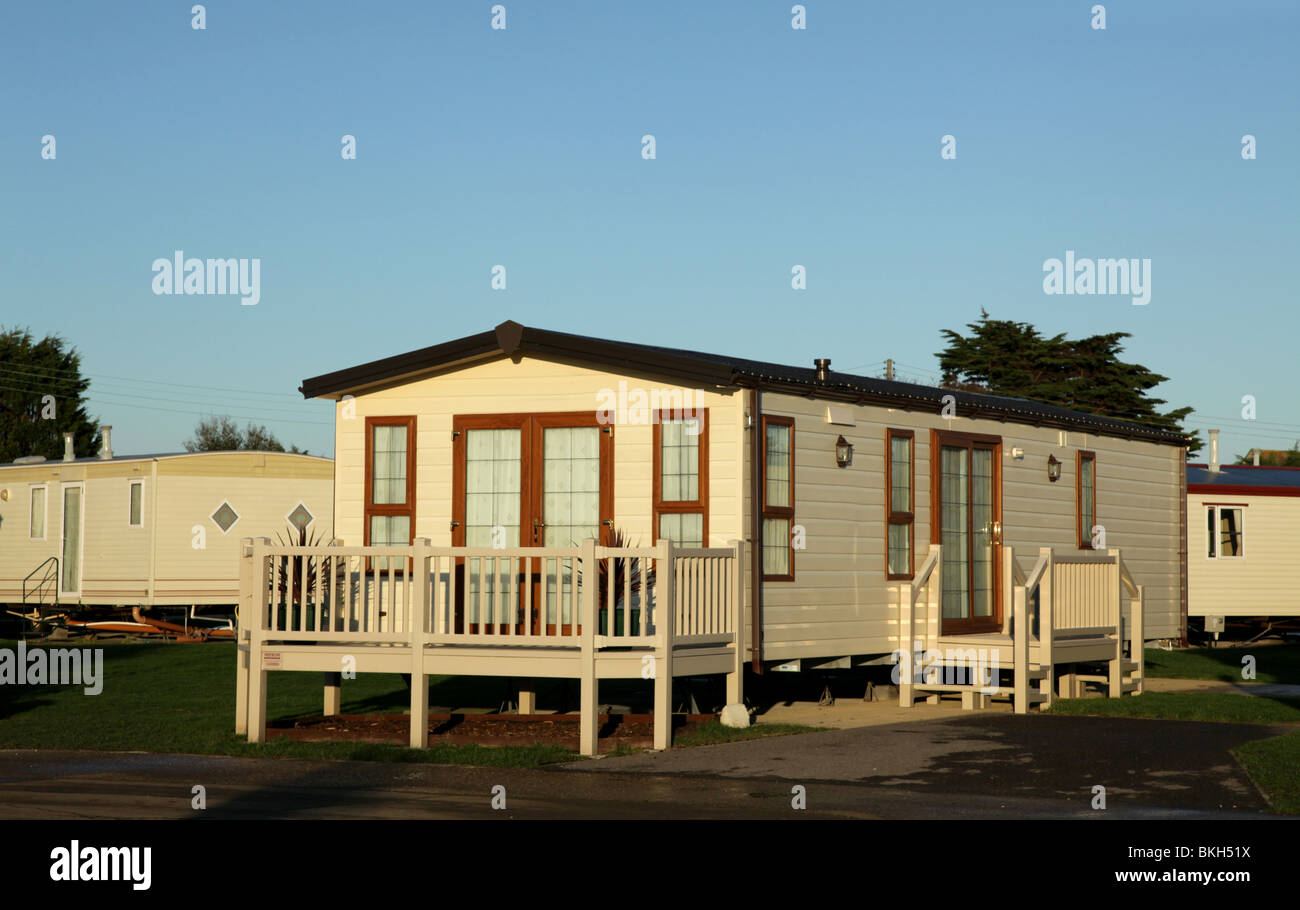 Bild einer neuesten Markt Ferienhauses und speziell dafür gebauten Schritte und Belag. Stockfoto