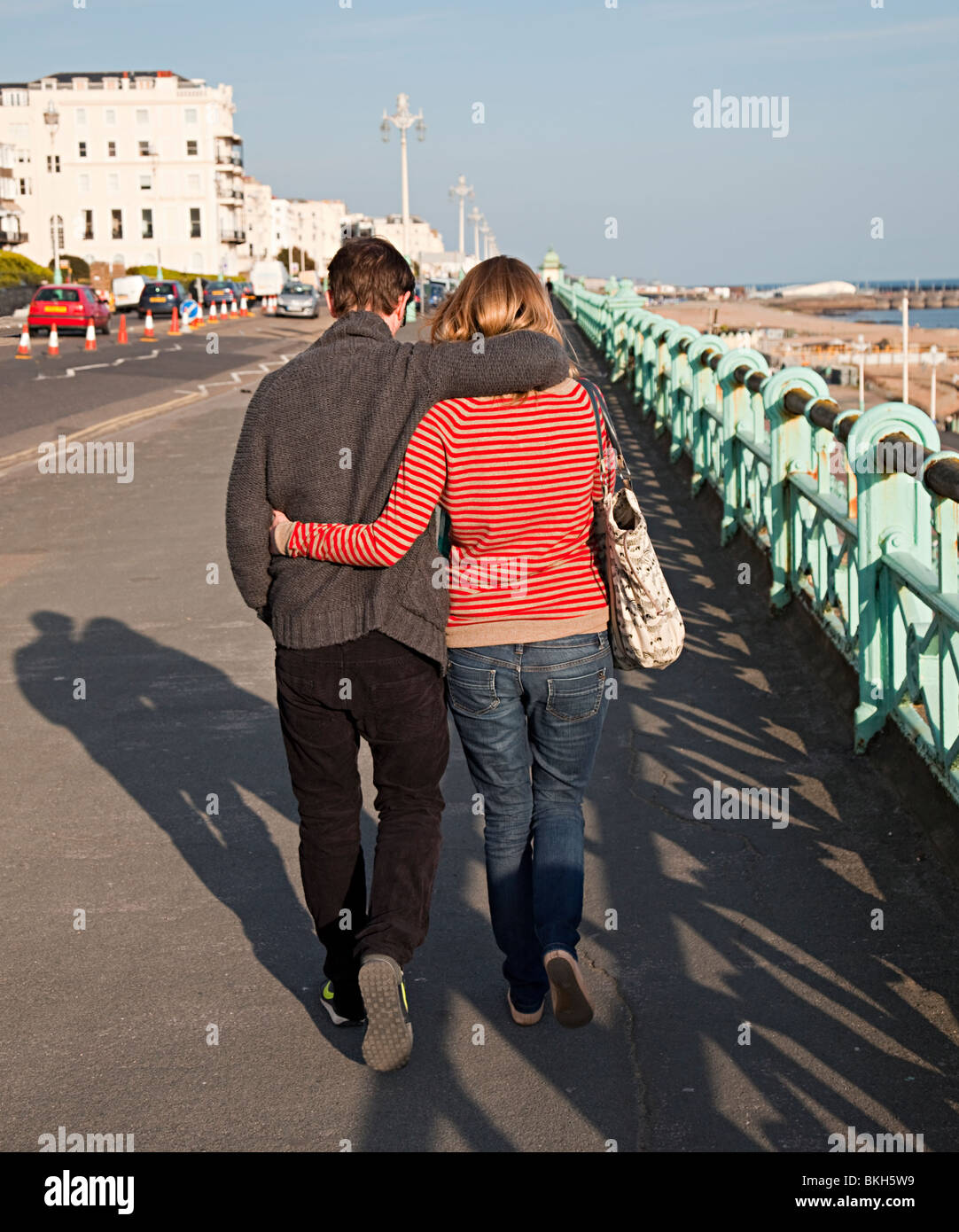 Paare, die auf promenade Brighton England UK Stockfoto