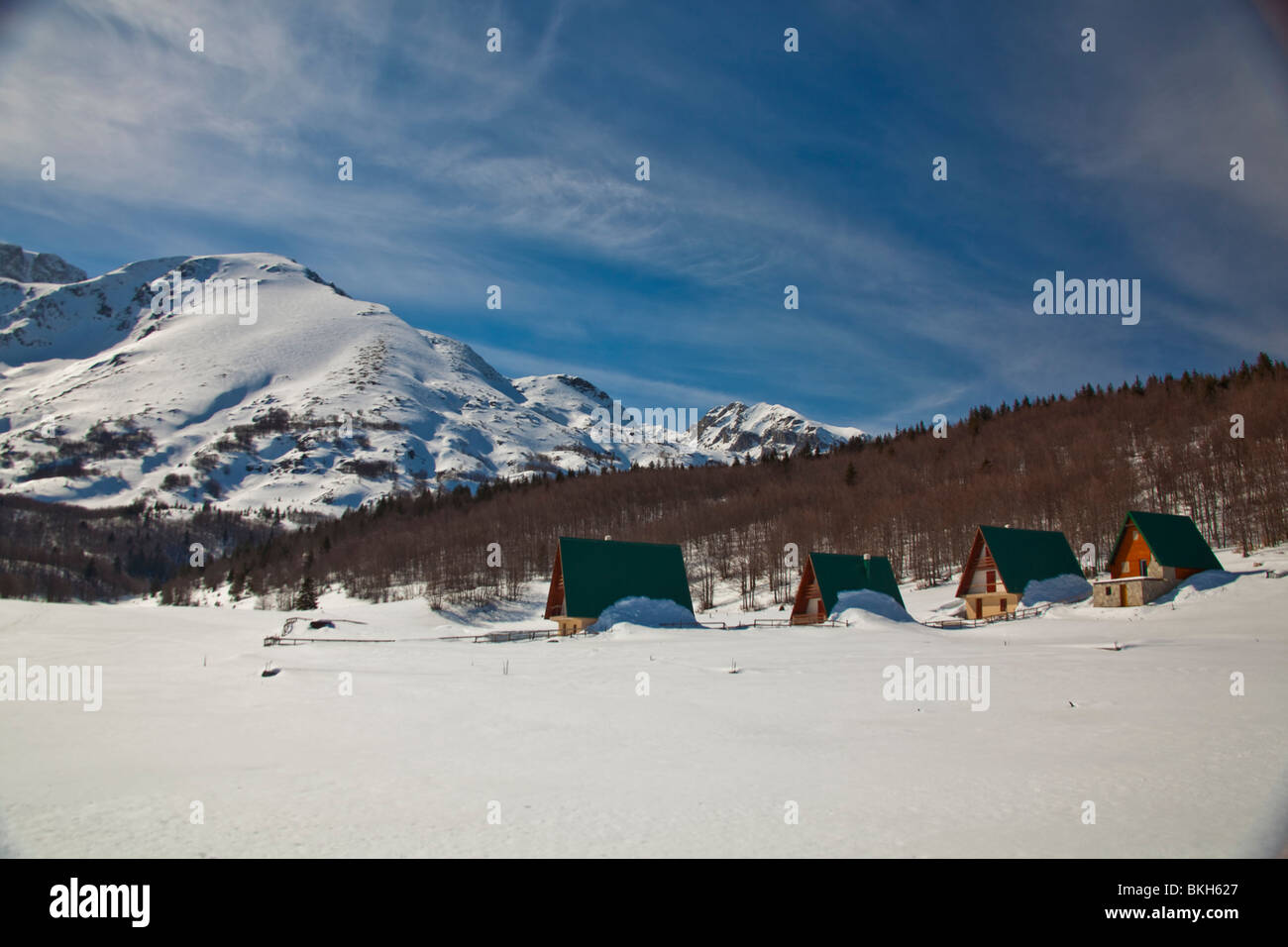 Touristisches Dorf am Berg Zabljak, Schnee, Winter, Durmitor, Montenegro Stockfoto