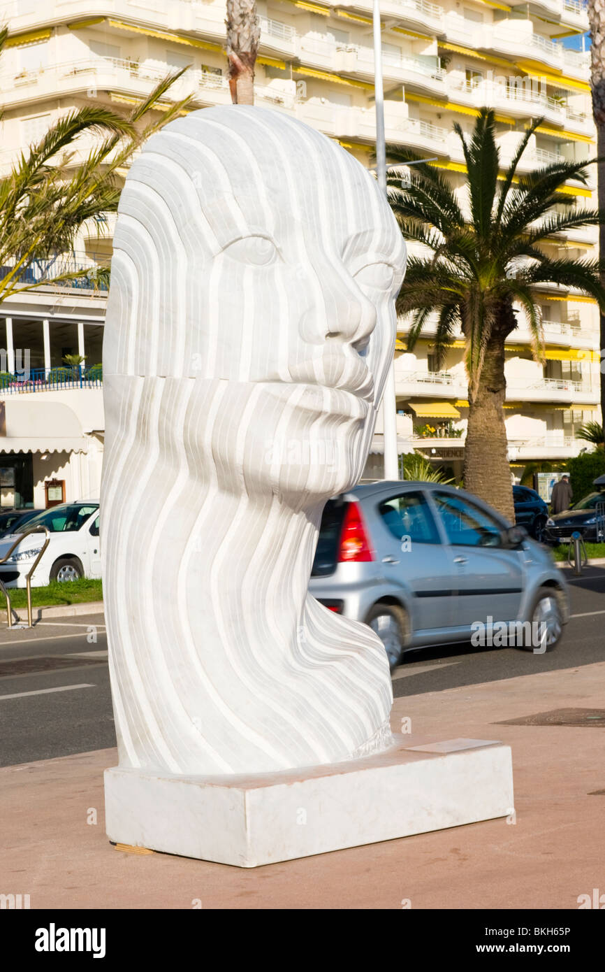 Cannes, La Croisette, Rabarama Ri-Volto zeitgenössischer Skulptur oder Statue, Kopf, die Dualität des Lebens - Ying & Yang darstellt Stockfoto