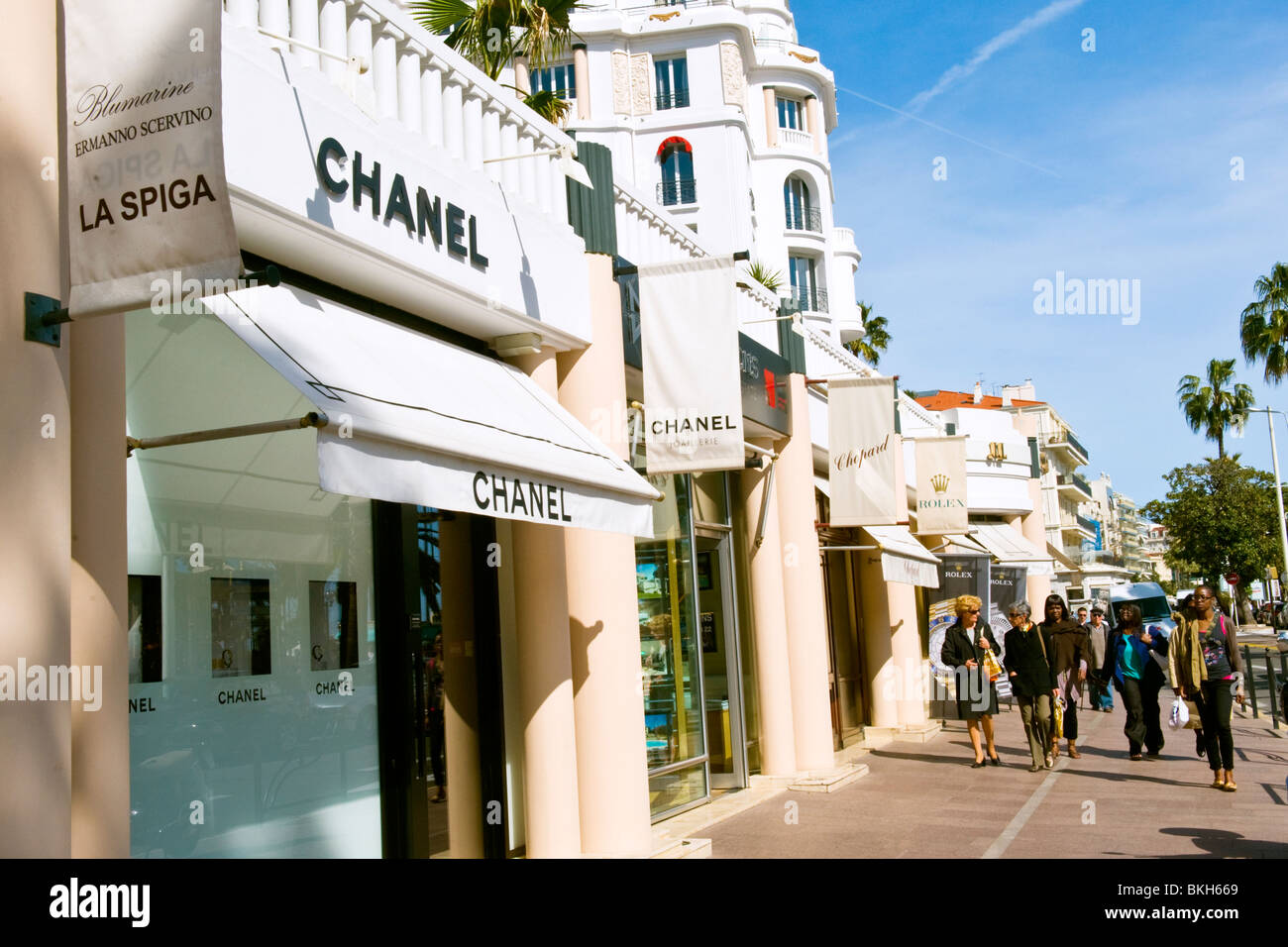 Cannes Cote D'Azur Südfrankreich La Croisette luxus Designer Schmuck & Uhren shops store Chanel Chopard Rolex & Bulgari street scene Stockfoto