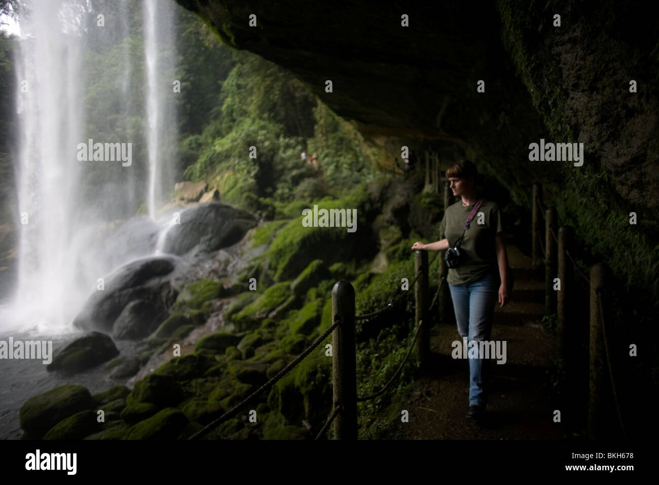 Ein Tourist geht durch den Wasserfall Misol Ha Salto de Agua, Chiapas, Mexiko, 20. Februar 2010. Stockfoto