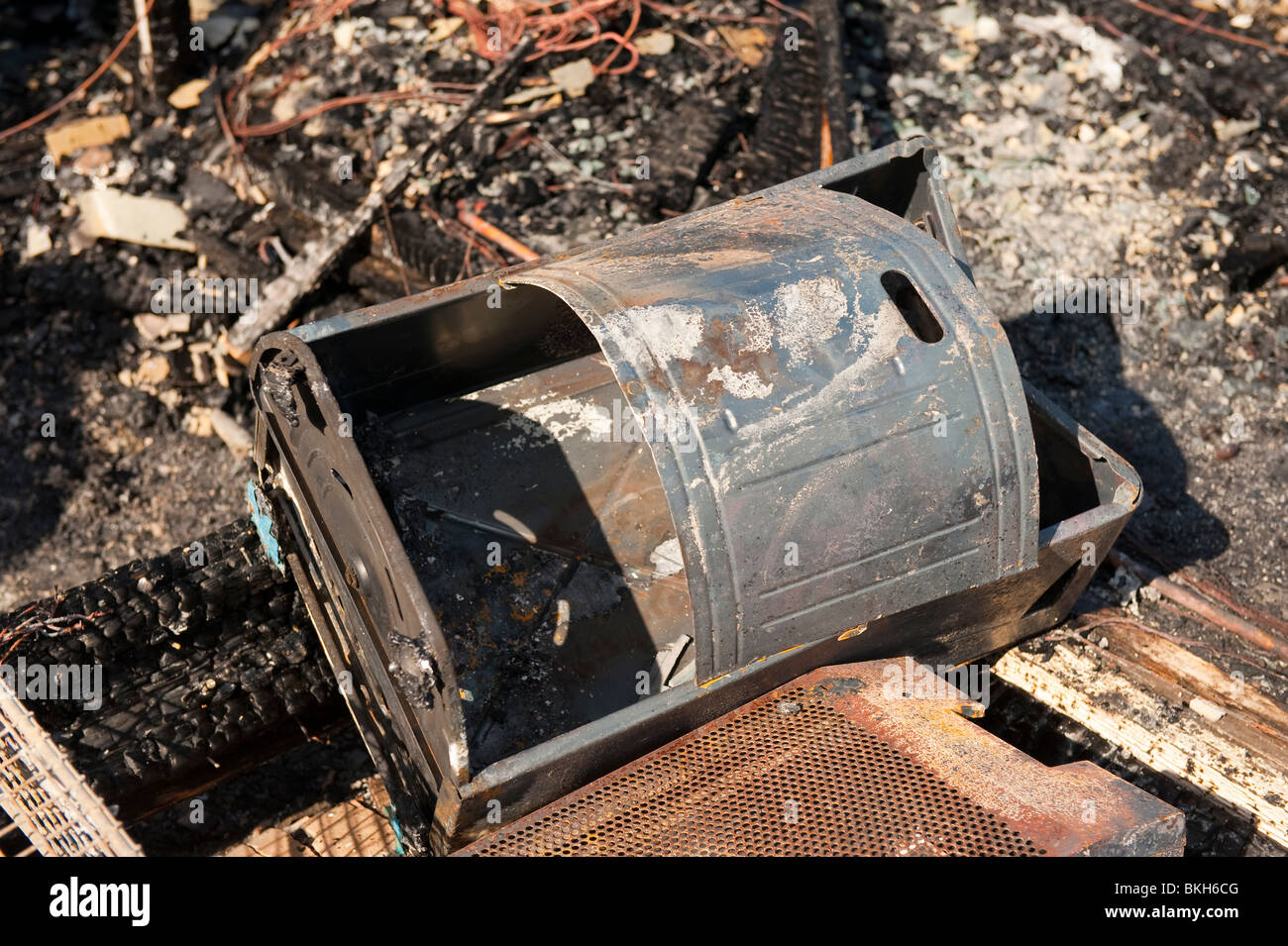 Verbrannte tragbare Calor Gas Feuer Heizung durch einen Brand zerstört Stockfoto