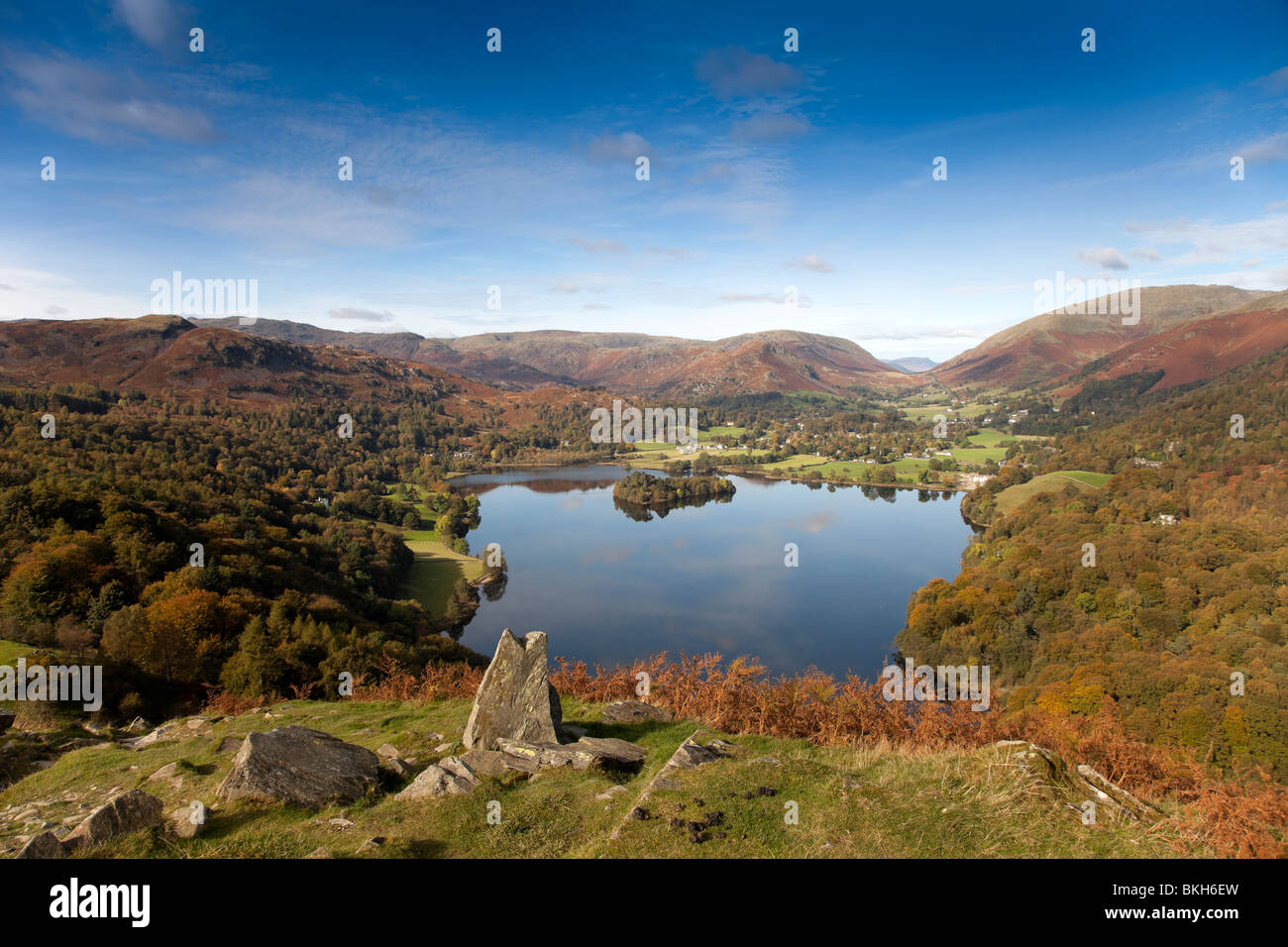 Blick über Grasmere und Grasmere Dorf von Loughrigg Terrasse im Herbst, Lake District, Cumbria Stockfoto