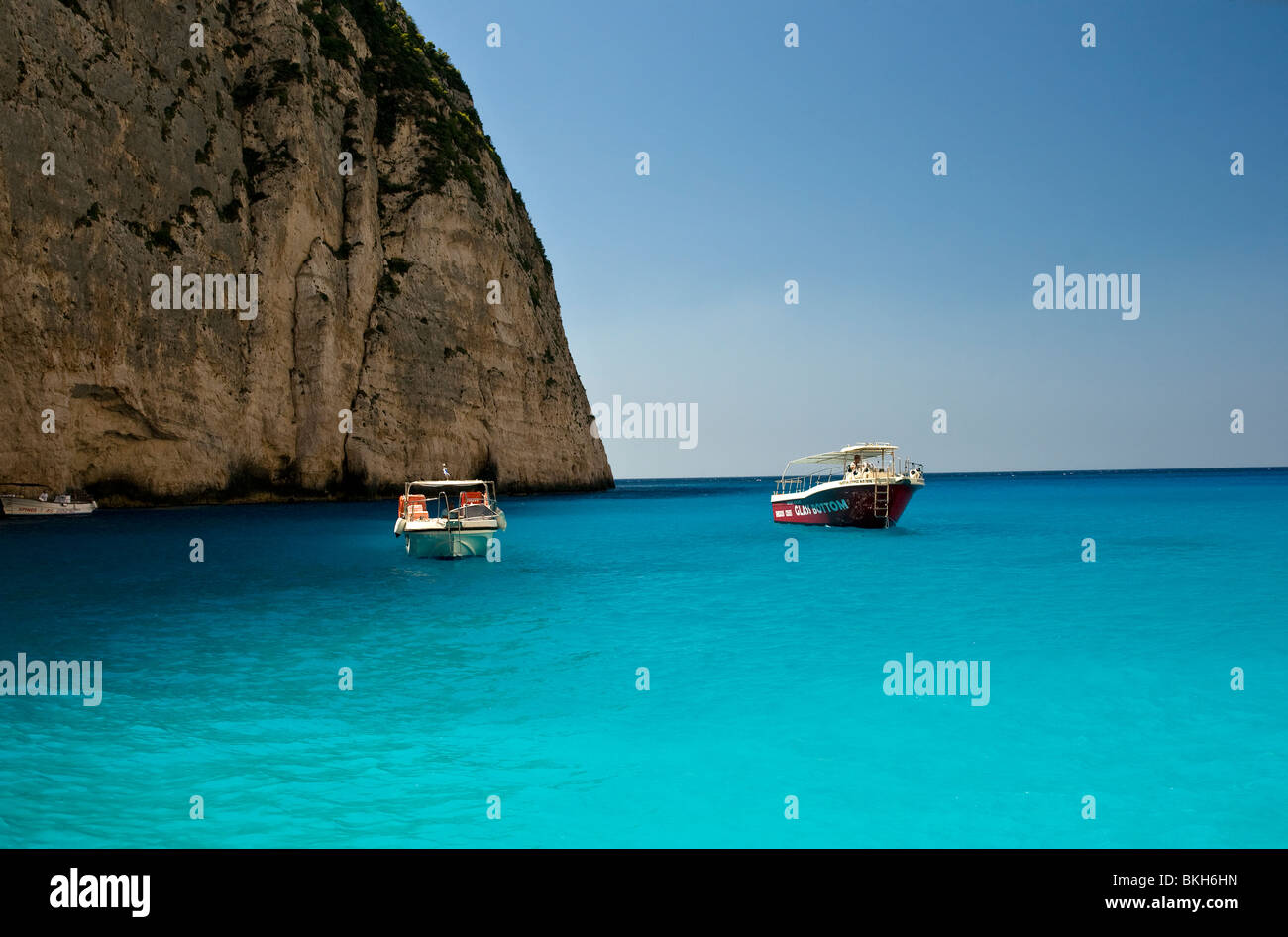 Der schöne Strand "Das Wrack" / Navagio in Insel Zakynthos, Ionische Inseln, Griechenland, türkisfarbene Wasser des Meeres Stockfoto