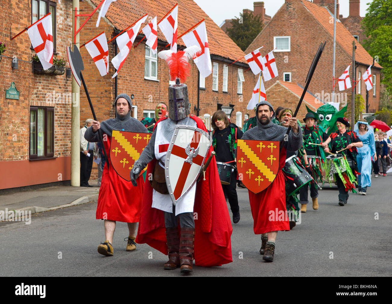 Ritter des St. Georg feiert St. Georges Day in einem traditionellen englischen Dorf Stockfoto