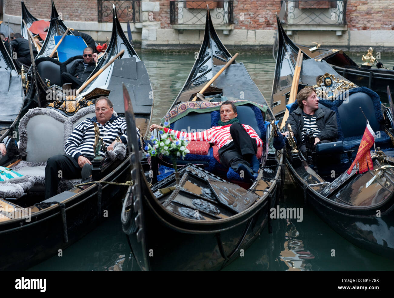 Gondolieri ruht in ihre Gondeln an einem Kanal in Venedig Italien Stockfoto