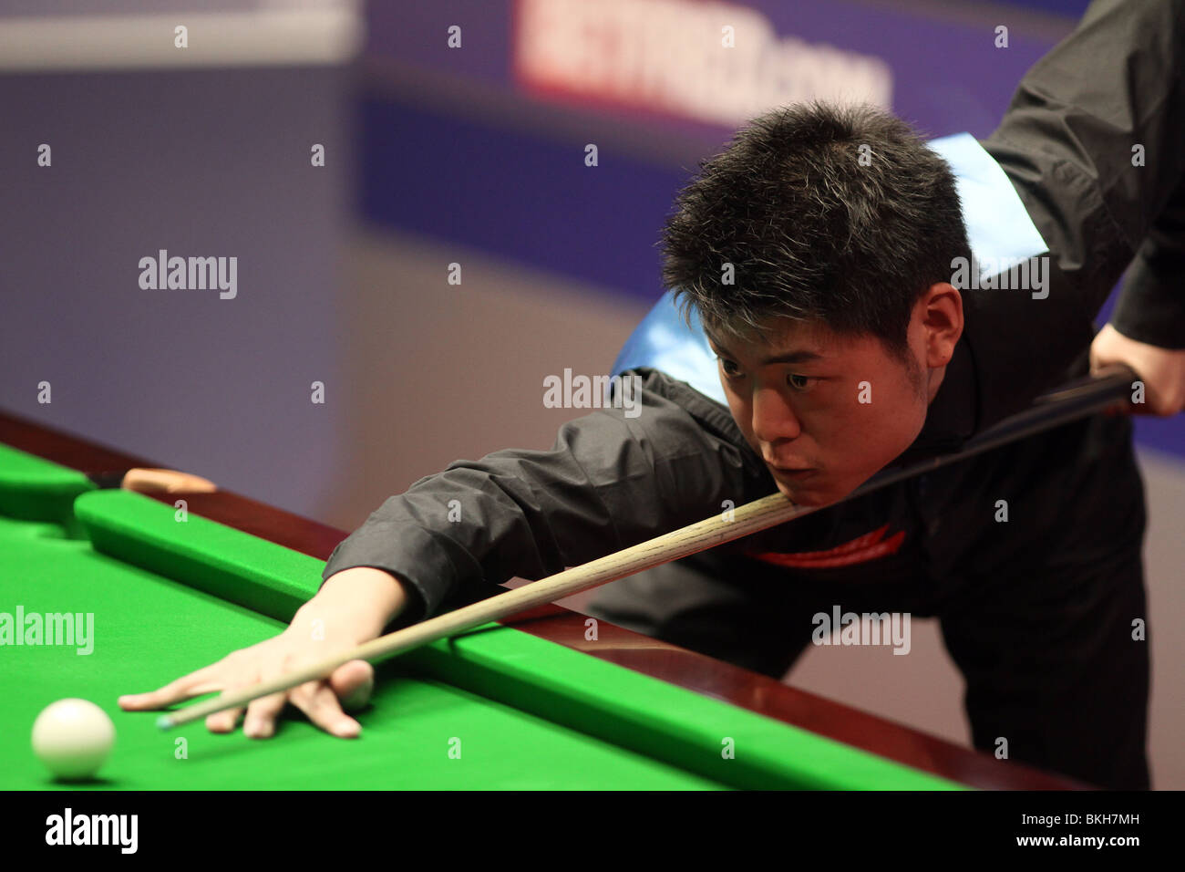 LIANG WENBO WORLD SNOOKER CHAMPIONSHIP der Tiegel SHEFFIELD ENGLAND 19. April 2010 Stockfoto