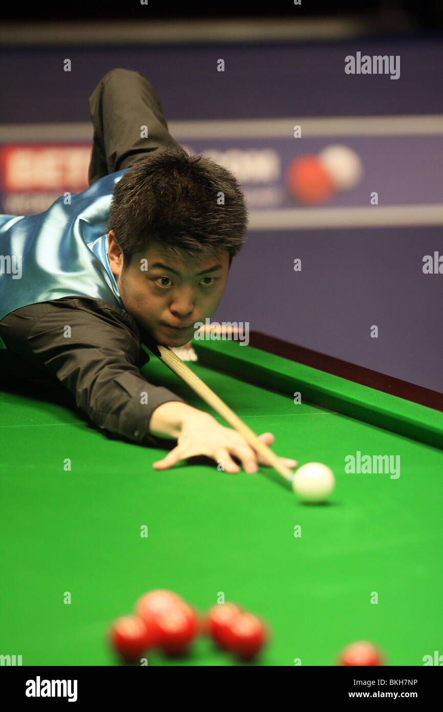 LIANG WENBO WORLD SNOOKER CHAMPIONSHIP der Tiegel SHEFFIELD ENGLAND 19. April 2010 Stockfoto