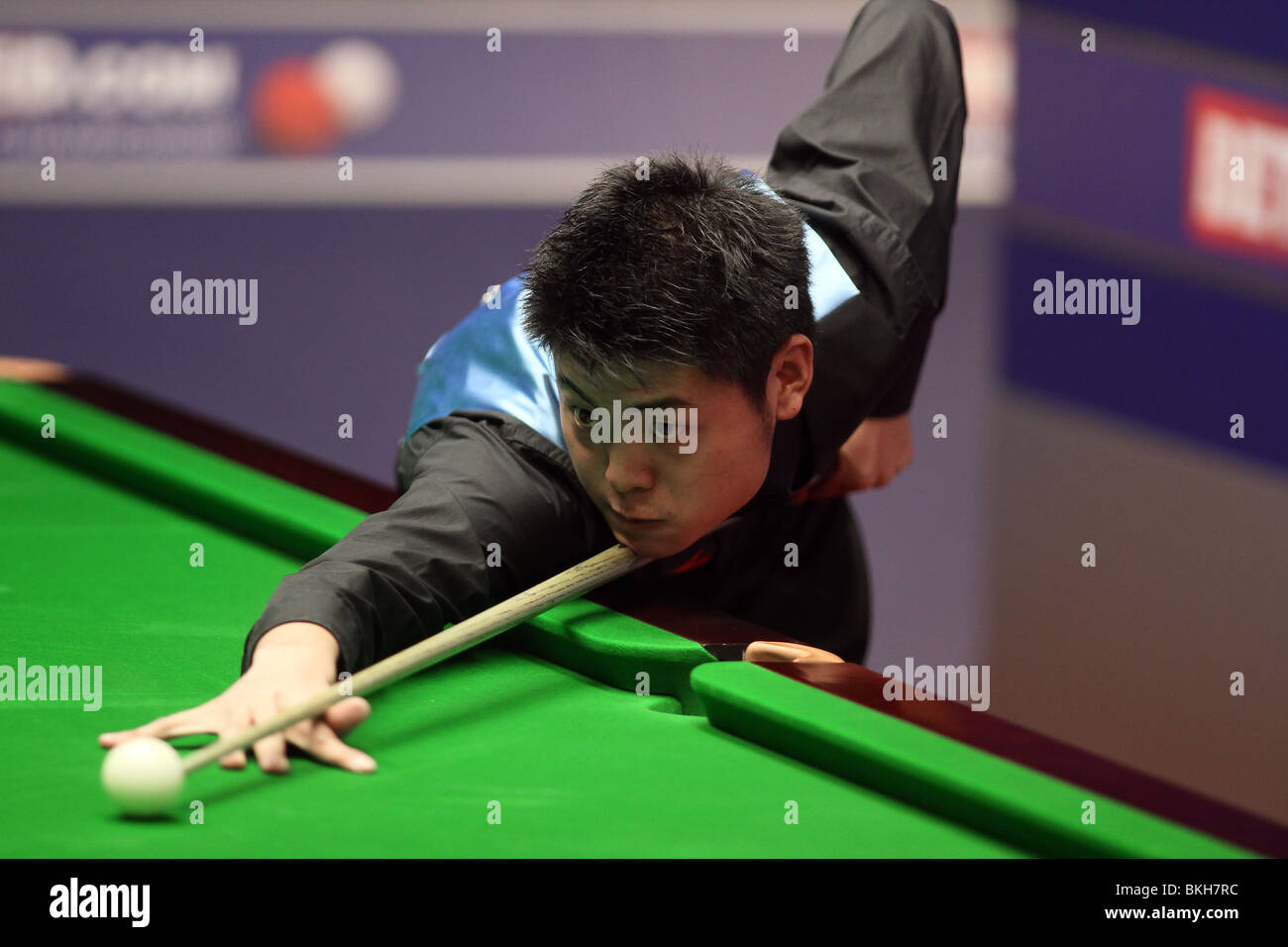 LIANG WENBO WORLD SNOOKER CHAMPIONSHIP der Tiegel SHEFFIELD ENGLAND 19. April 2010 Stockfoto