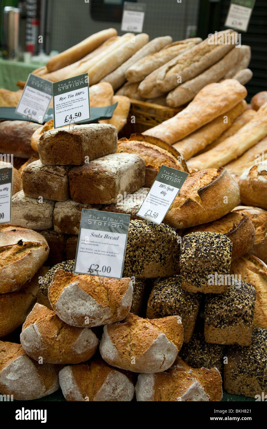 Auswahl an frischem Brot zum Verkauf im Borough Market, London Stockfoto