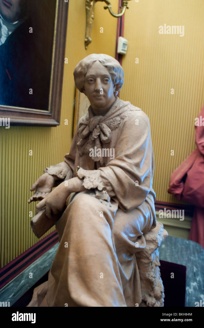 Museum der Romantiker, Musee de la Vie Romantique Paris Frankreich, Statue der weiblichen Figur George Sand, französische Marmorskulptur aus dem 19. Jahrhundert Stockfoto