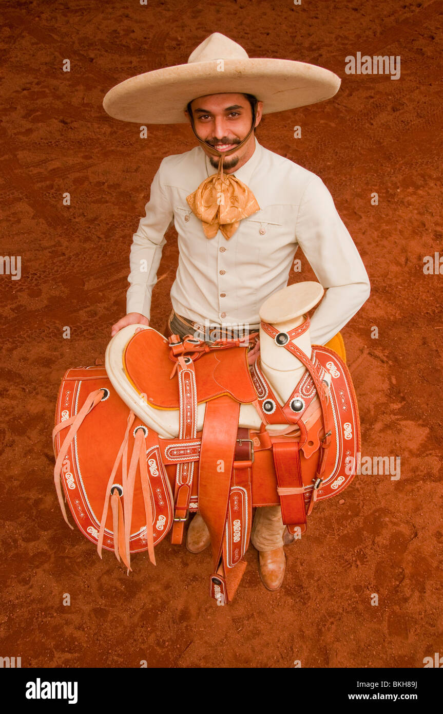 Guadalajara, Mexiko, Charro (Mexikanische Cowboy) hält seine benutzerdefinierte Ledersattel an Charro Club Lienzo, Jalisco Stockfoto