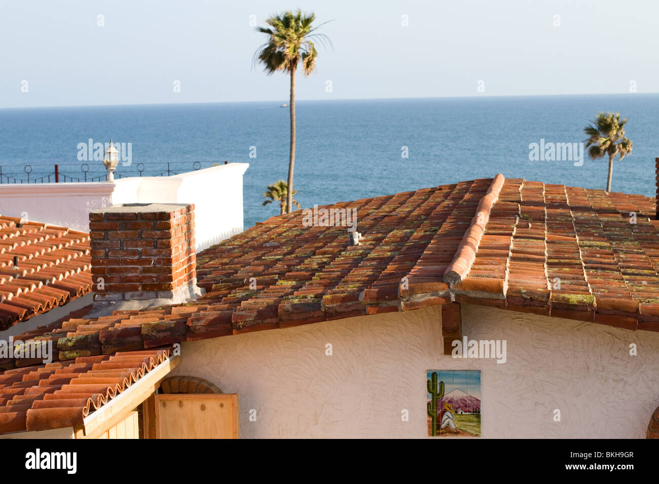 Spanische Fliesen Dächer und eine Fliese Stück an der Seite eines Hauses. Stockfoto