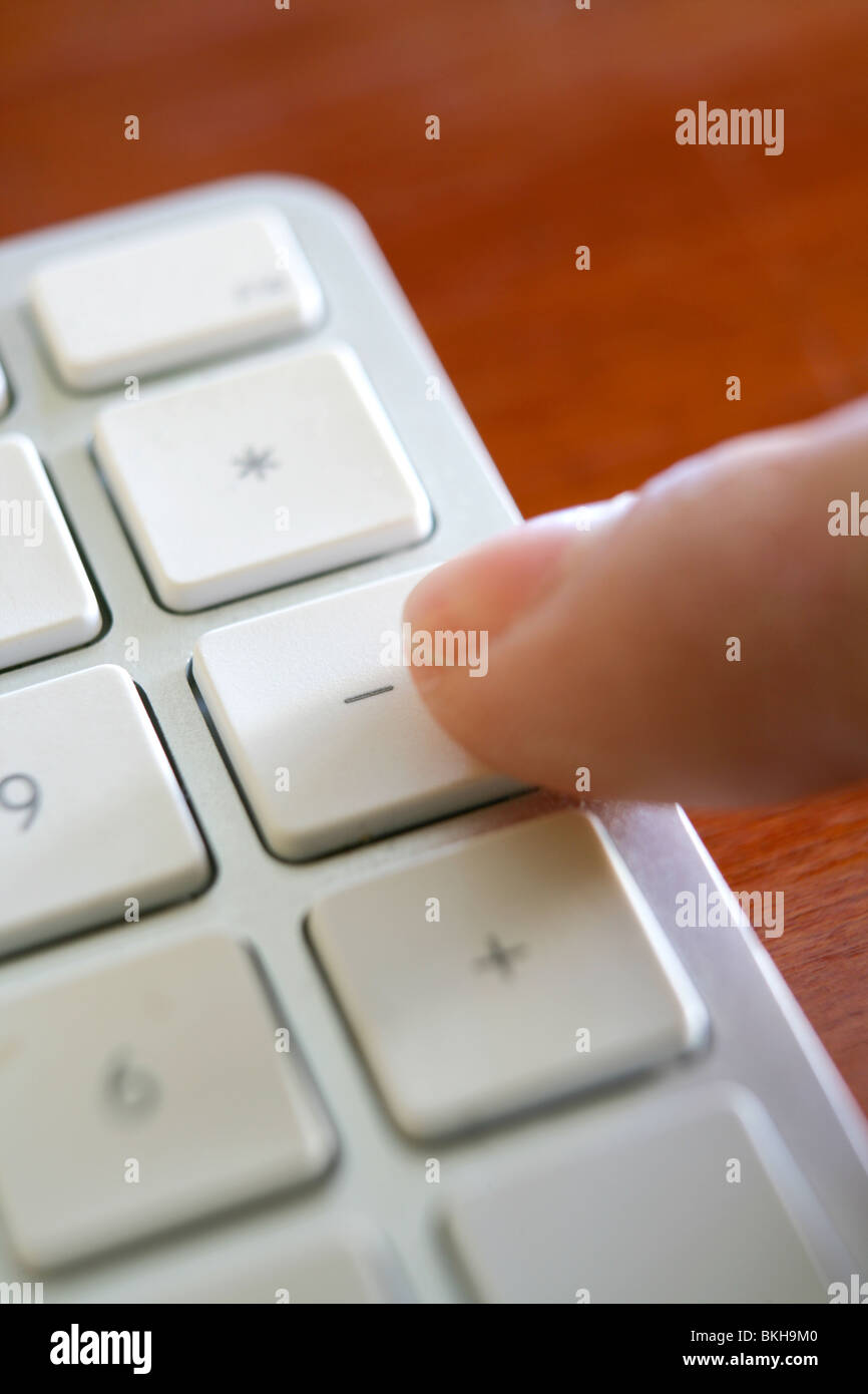 Jemand der minus Taste auf einem Apple Mac-Tastatur Stockfotografie - Alamy