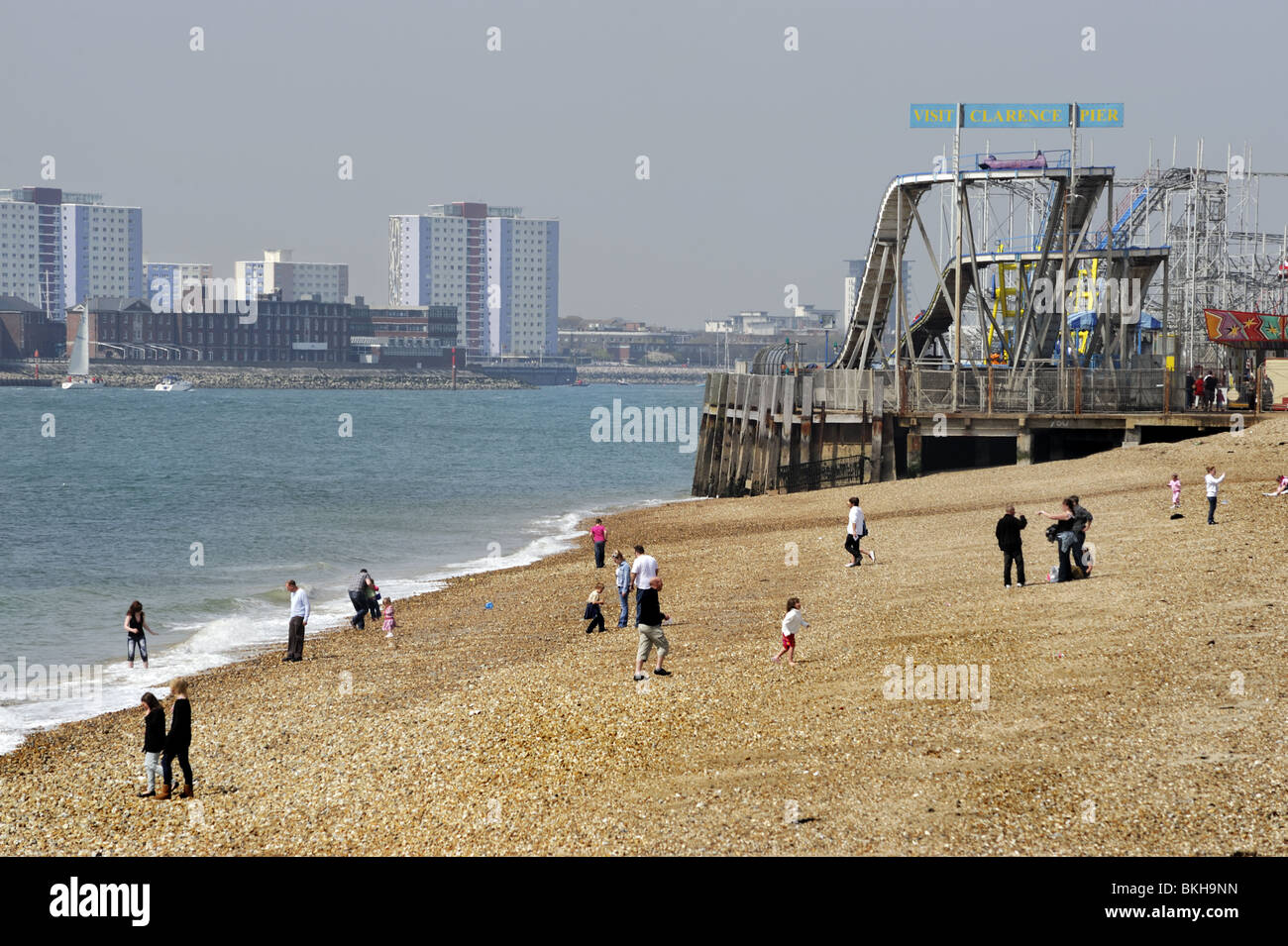 Freizeitangebote am Strand von historischen Fareham, Hampshire, mit Clarence Pier Kirmes und Gosport im Hintergrund Stockfoto