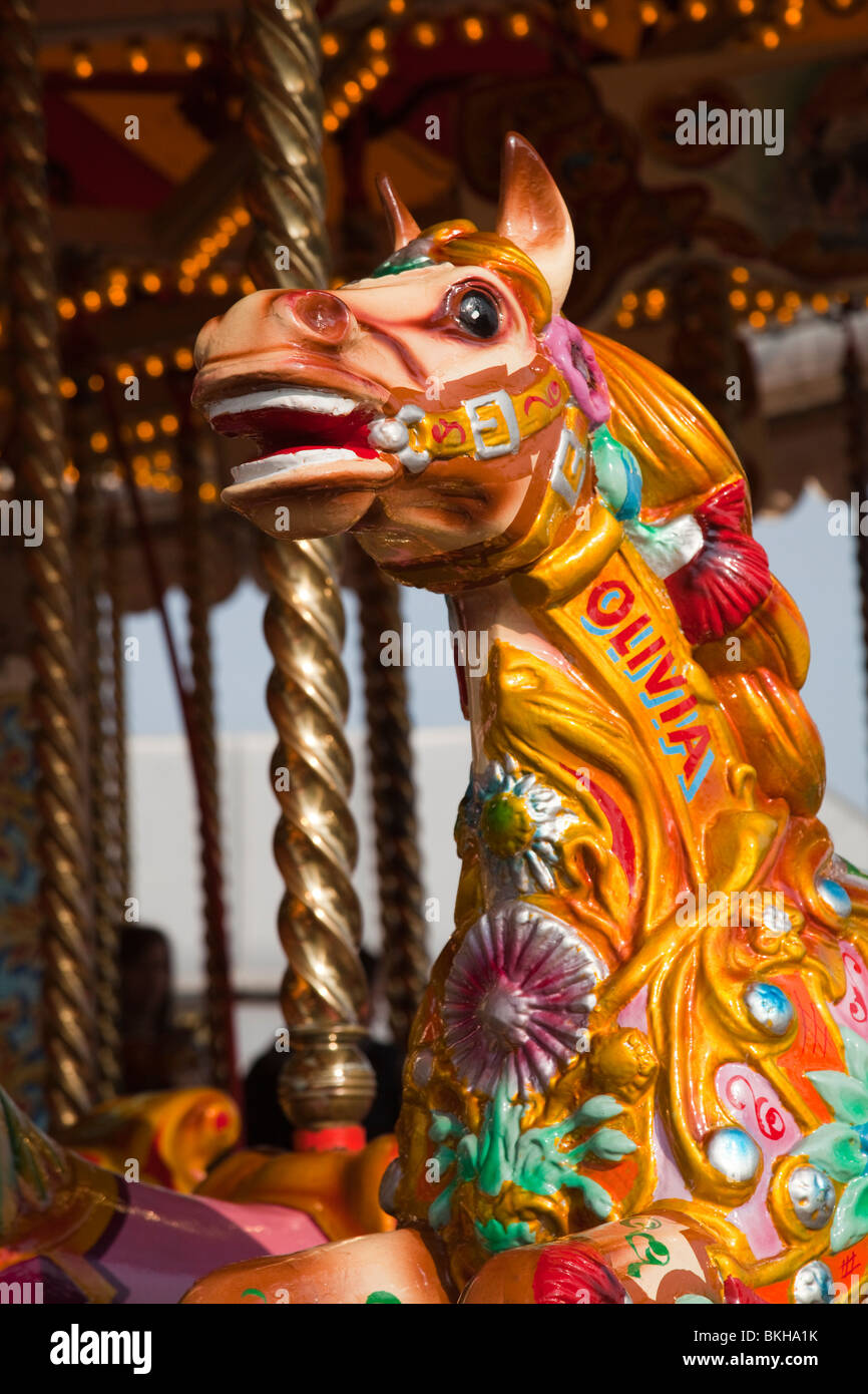 Bemalte Festplatz Pferd auf merry Go round namens Olivia Brighton Pier England UK Stockfoto