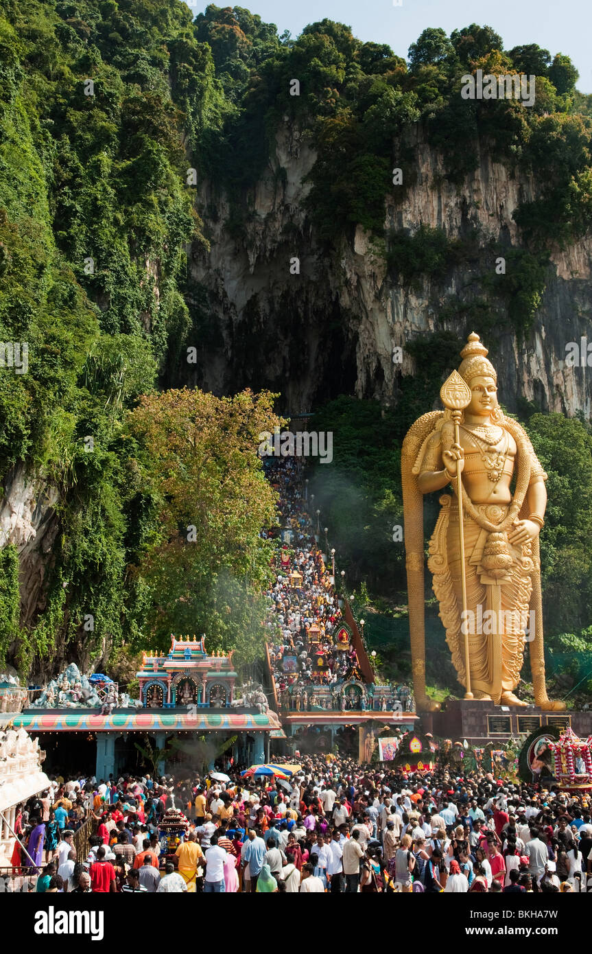 Batu-Höhlen mit riesigen Murugan Statue und großen Menschenmengen während Thaipusam festival Stockfoto