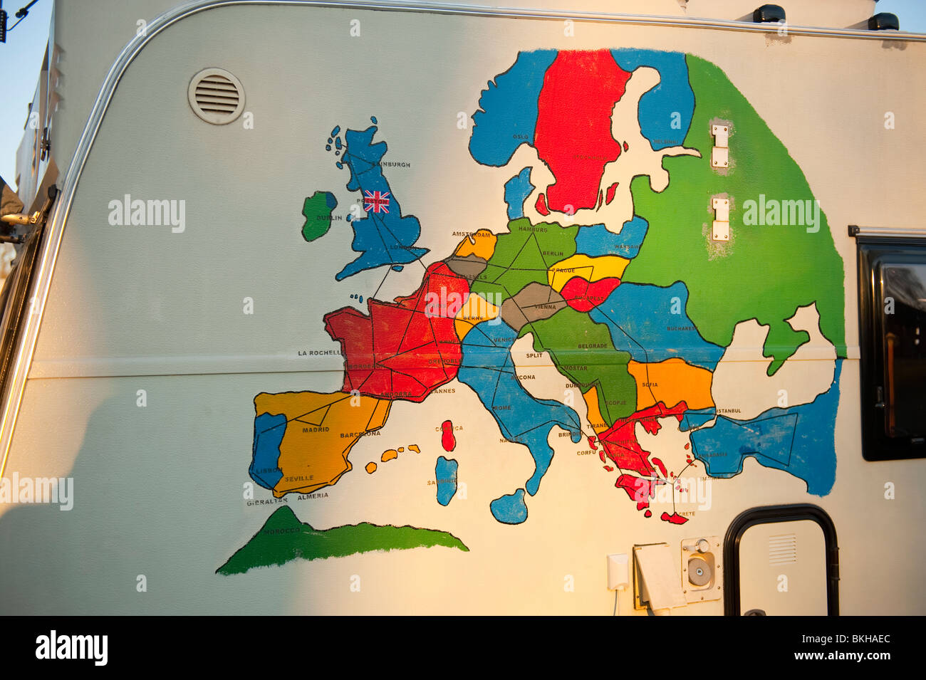 Wohnmobil mit Europakarte zeigt Orte besucht Stockfoto