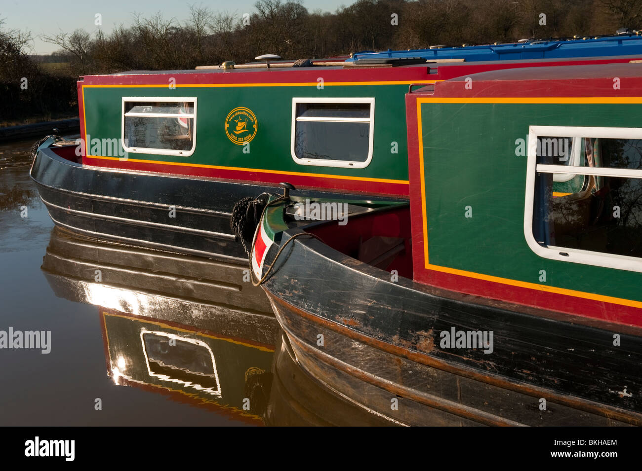 Kanalboote vertäut im eisigen Wasser UK Stockfoto