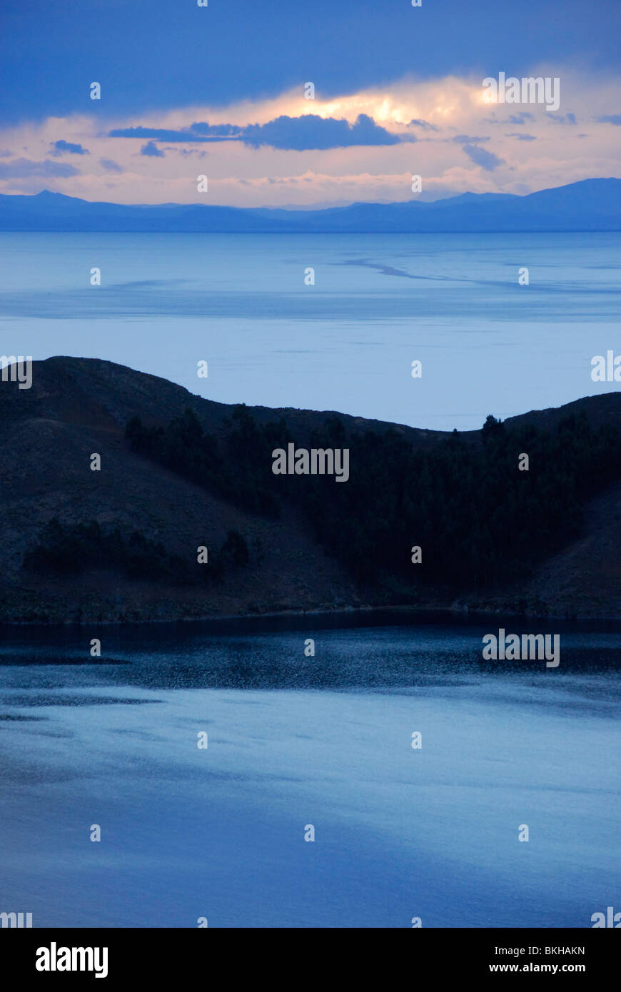 Nacht-Blick auf eine Bucht, Isla del Sol, Titicacasee, Bolivien, Südamerika Stockfoto