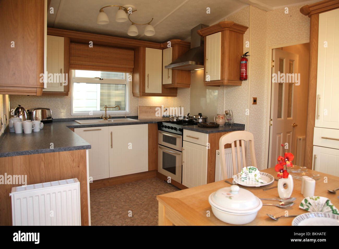 Bild von einem Luxus statische Urlaub Wohnwagen Innere des Bereichs Küche und Essbereich Stockfoto