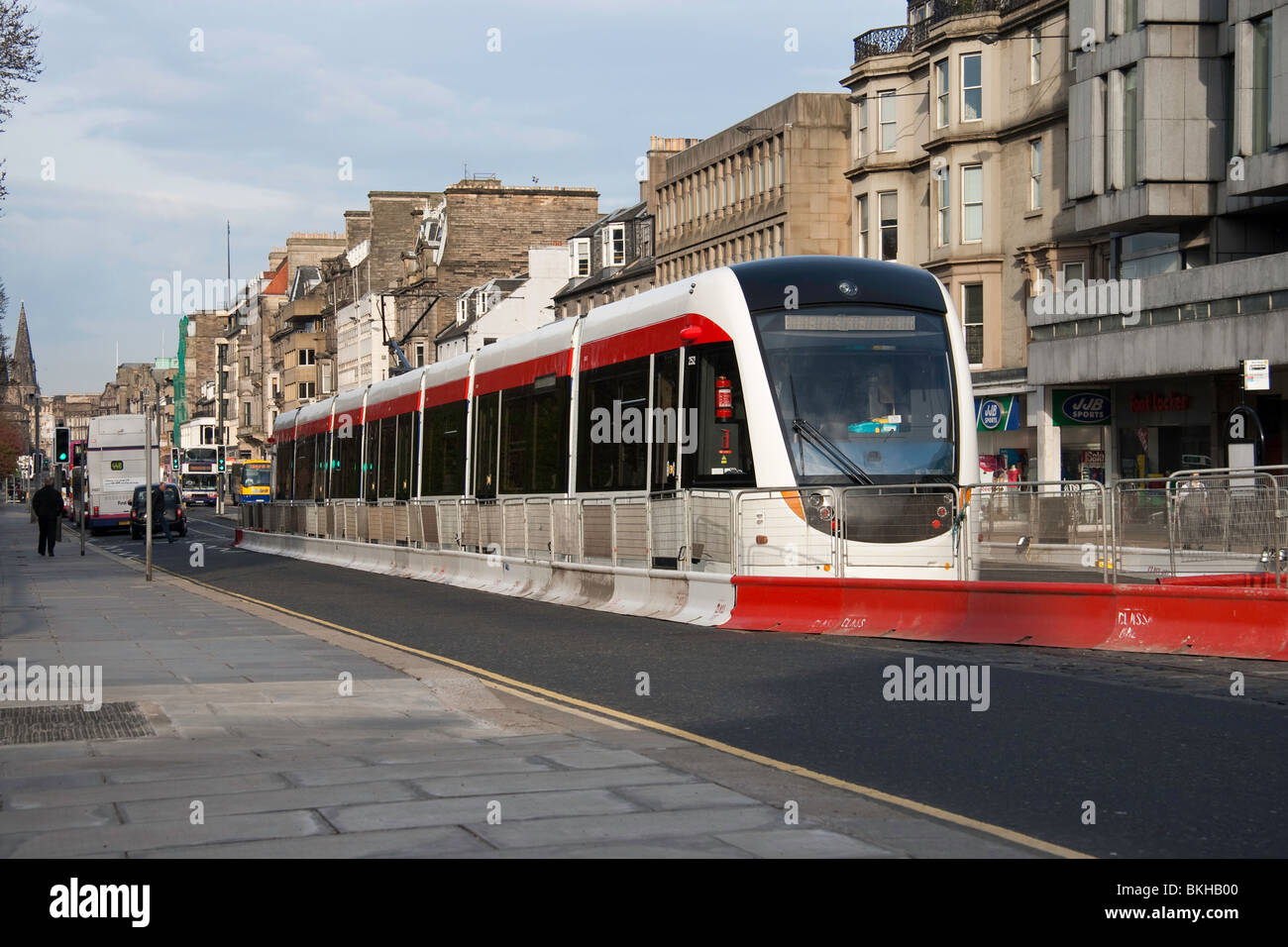 Eine echte Straßenbahn sitzt auf Edinburgh Princes Street was Einheimische und Touristen die Möglichkeit bietet, sich umzusehen in Stockfoto