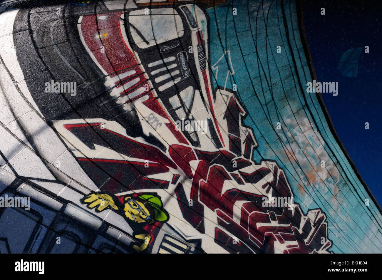 Düstere Aussicht der TTC-Graffiti-Kunst an Keele u-Bahn Wand Toronto in Windschutzscheibe reflektiert verzerrt Stockfoto