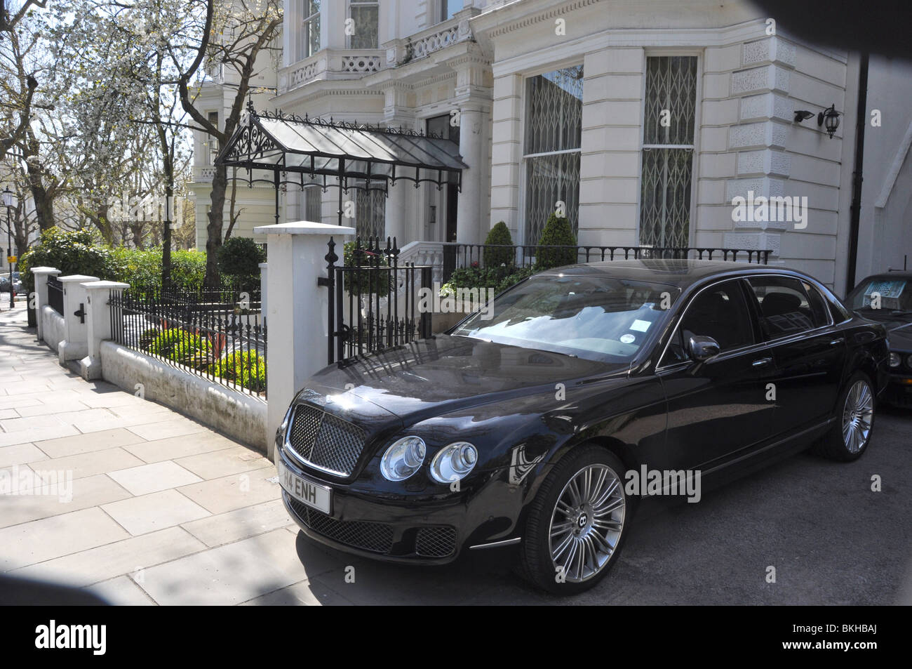 Charakteristische Creme Stuck mit Bently Auto Mansion London England UK Stockfoto