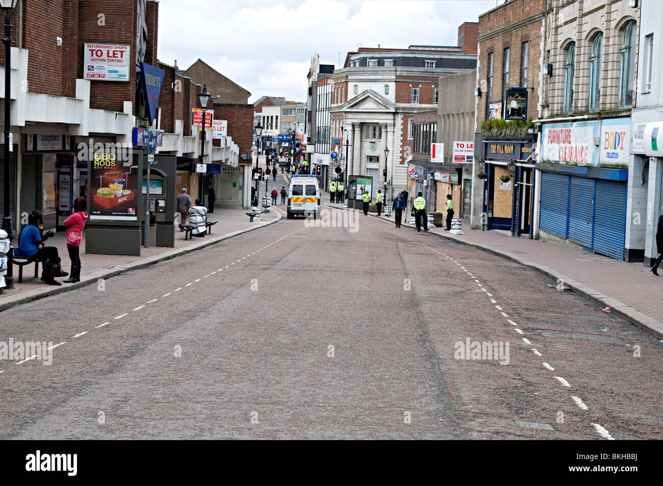 Dudley Stadtzentrum während der Edl-Demo April 2010, die ganze Stadt, den Mund halten und Geschäfte waren wie eine Geisterstadt mit Brettern vernagelt Stockfoto